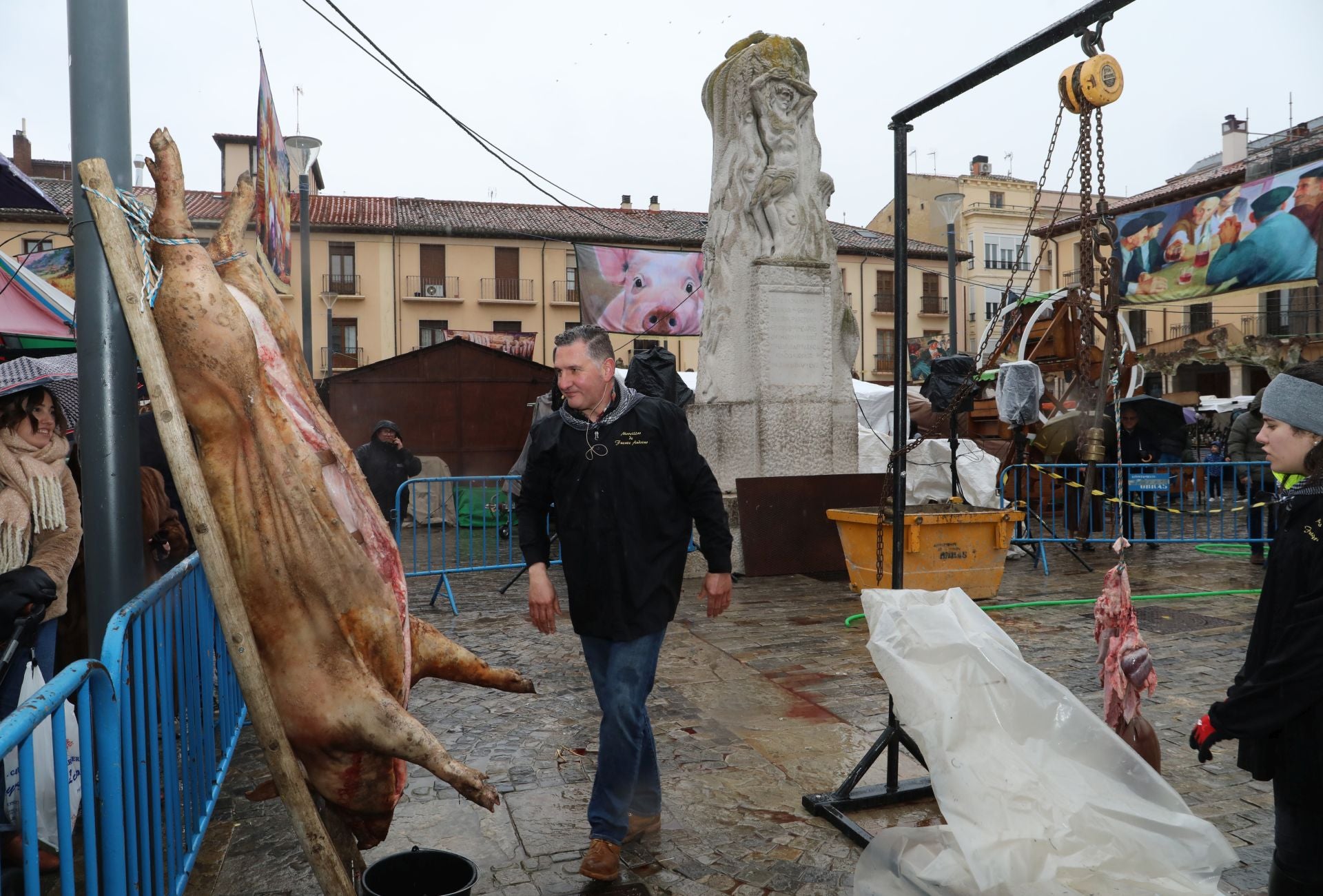 Una clase de labores del despiece del cerdo en la Plaza Mayor
