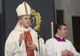 El obispo,Mikel Garciandía, y el canónigo David Pérez, en la eucaristía de la patrona de Palencia.