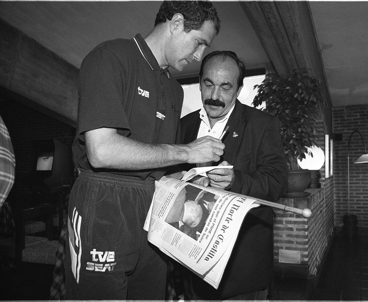 Zubizarreta con un ejemplar de El Norte de Castilla durante la concentración de la selección española en el hotel El Montico. Junio de 1997.