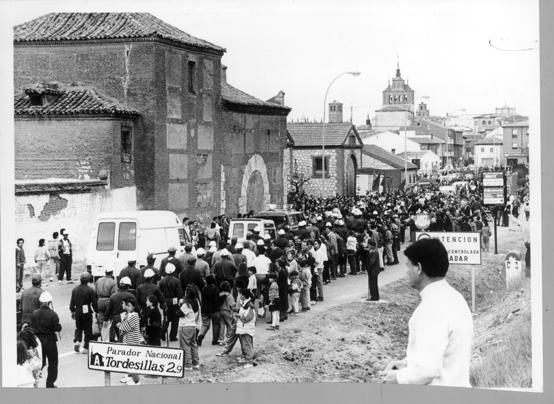 Mineros de la MSP en su paso por Tordesillas destino Madrid para protestar por el Plan de Reestructuración de la Empresa Minero Siderúrgica de Ponferrada. 7 de marzo de 1992.