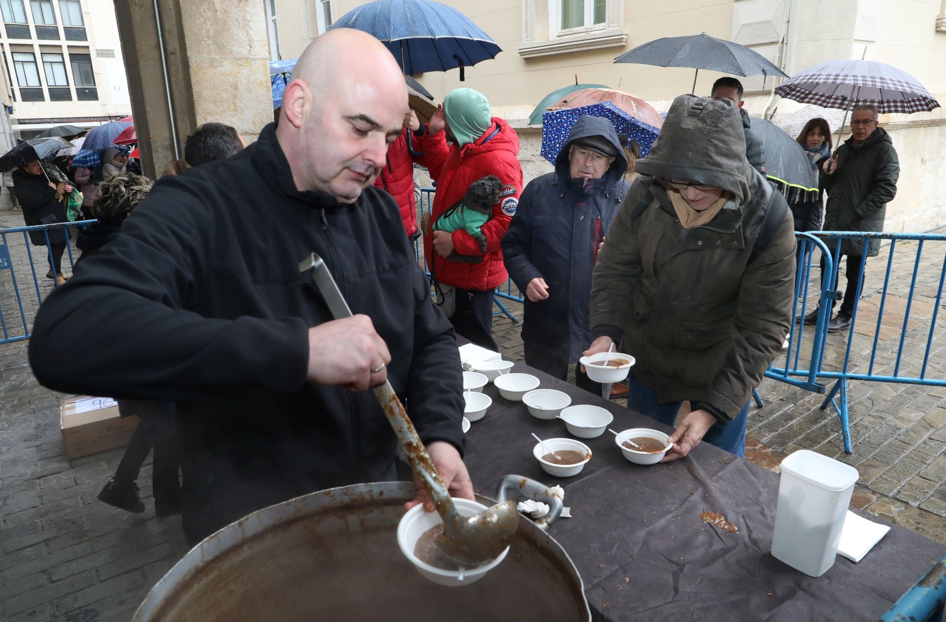 Una clase de labores del despiece del cerdo en la Plaza Mayor