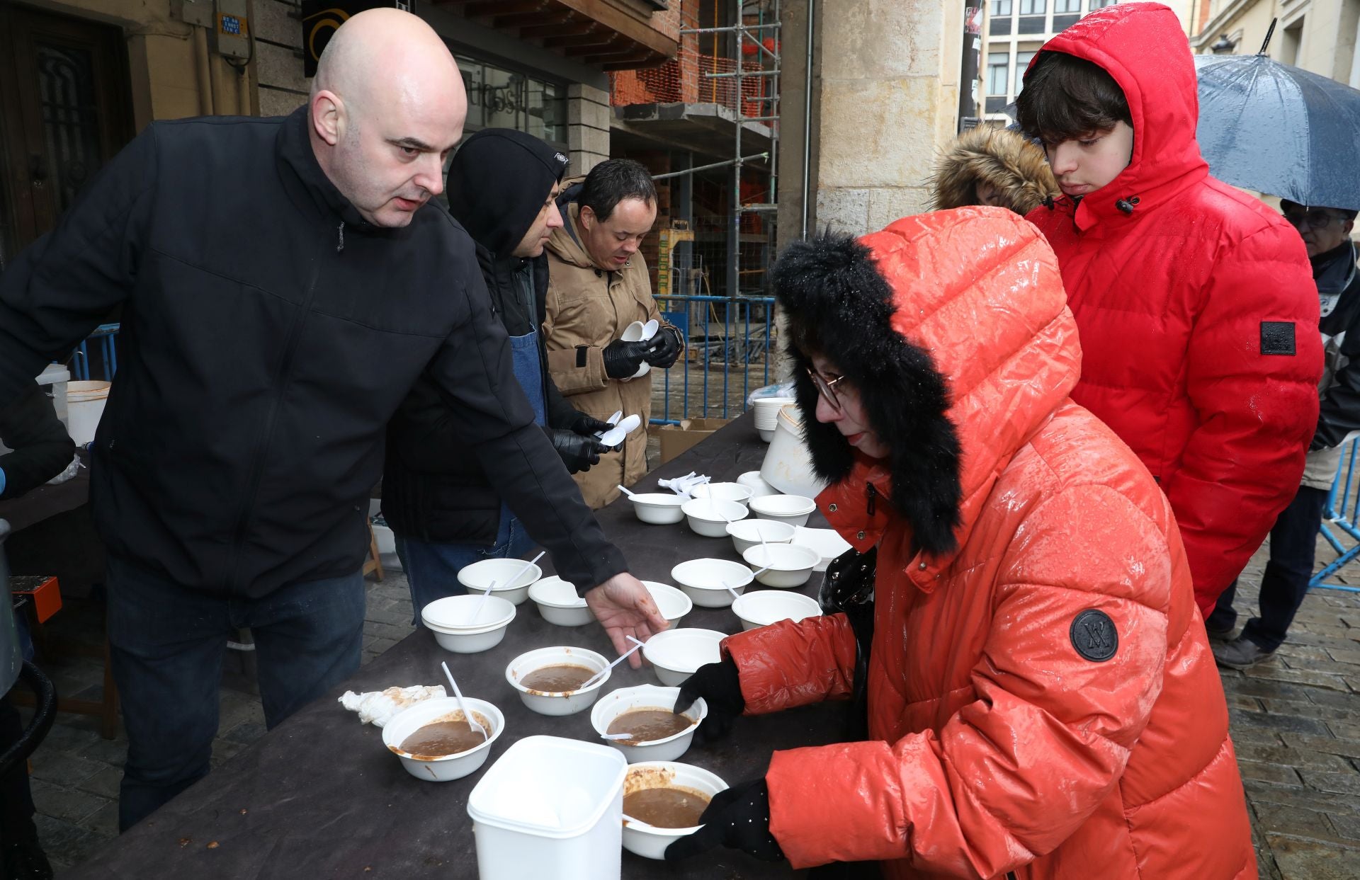 Una clase de labores del despiece del cerdo en la Plaza Mayor