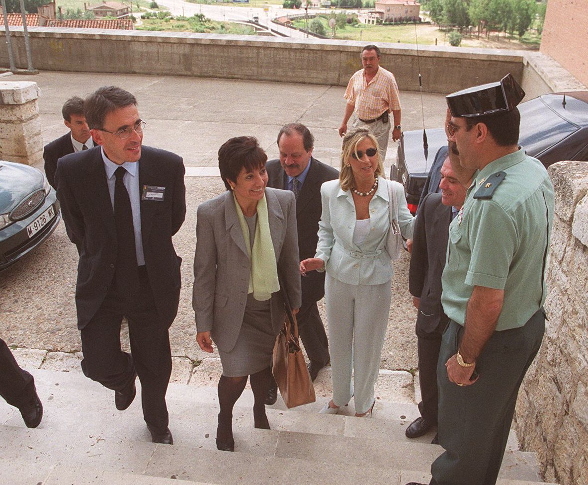 Anna Birulés, acompañada de Jesús María Sanz Serna, llega a las Casas del Tratado de Tordesillas para asistir el I Encuentro de rectores de Portugal, Brasil y España. 65 de junio de 2000.