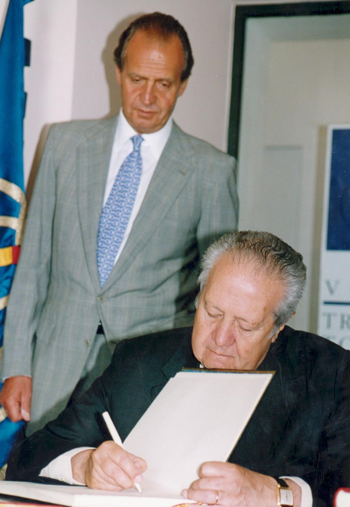 Mario Soares, primer ministro de Portugal, firma en el Libro de Honor del V Centenario del Tratado de Tordesillas ante la mirada del rey Juan Carlos en el Monasterio del Prado. 7 de junio de 1994.