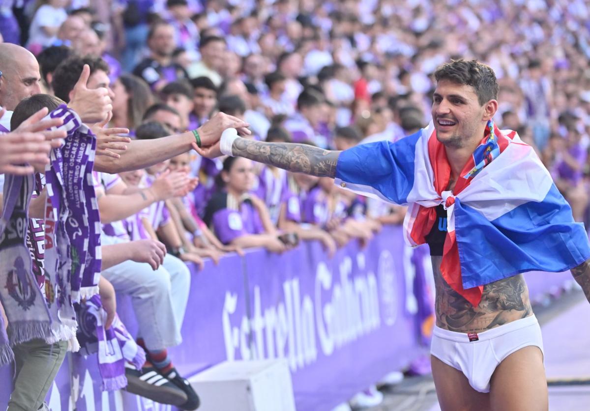 Juric celebra el último ascenso con los aficionados del Real Valladolid.