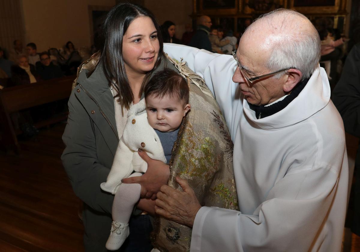 Bebés bajo el manto de la patrona