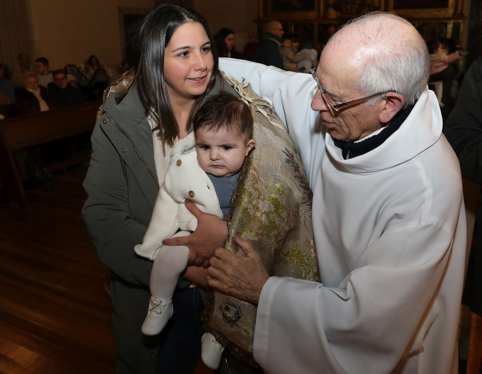 Bebés bajo el manto de la patrona