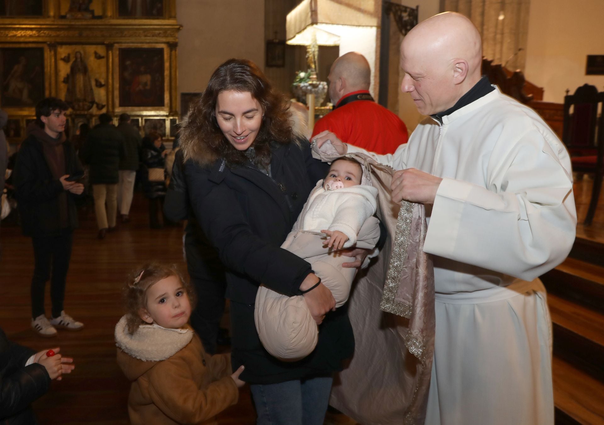 Bebés bajo el manto de la patrona