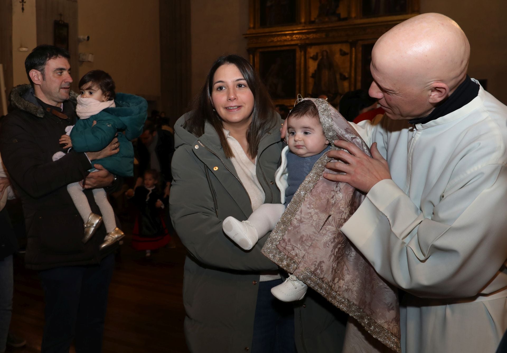 Bebés bajo el manto de la patrona