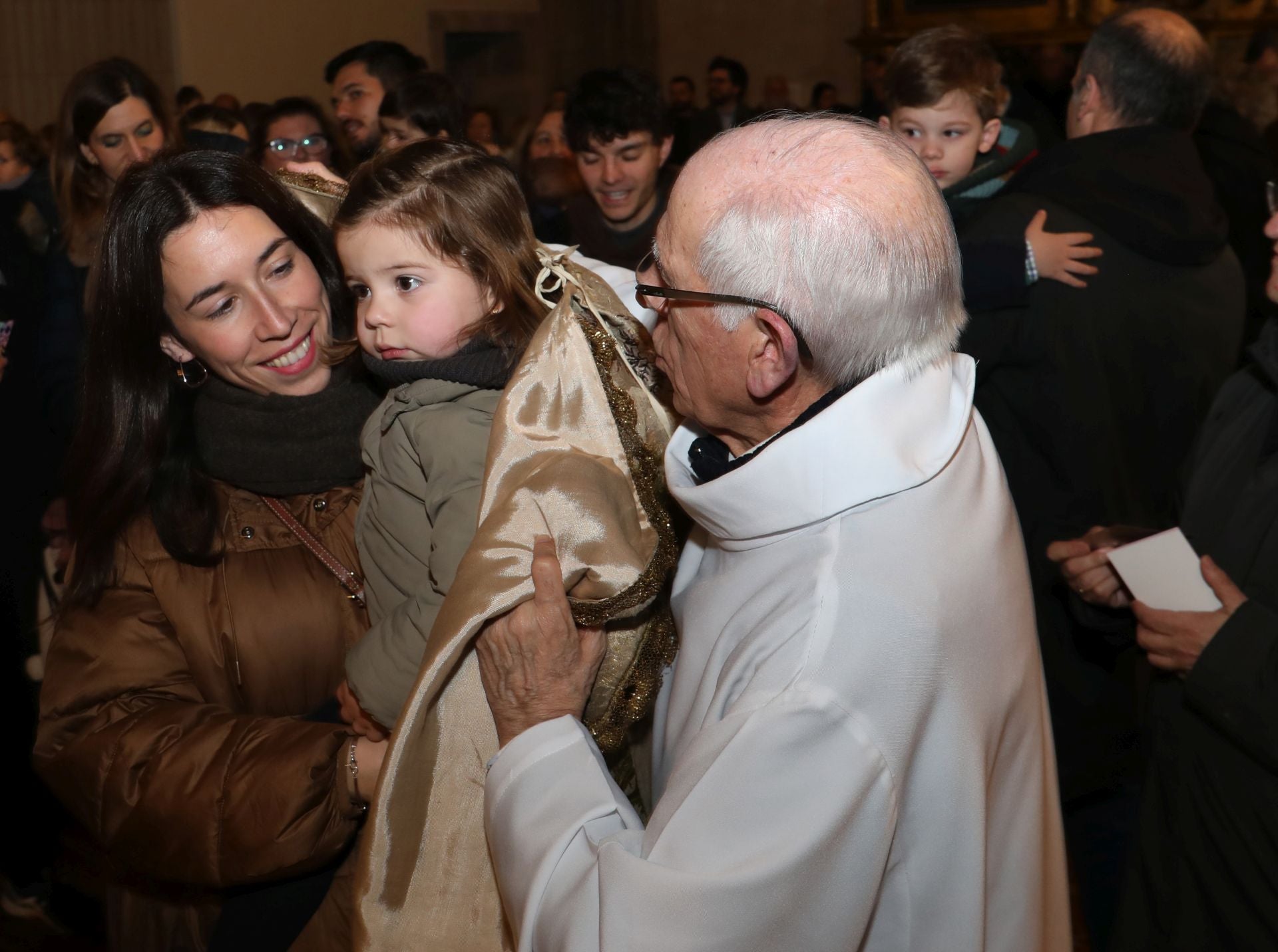 Bebés bajo el manto de la patrona