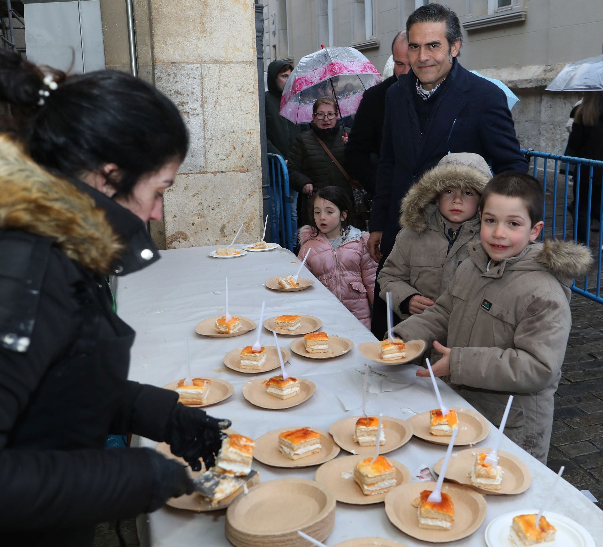 El postre de las Candelas se reparte en la Plaza Mayor