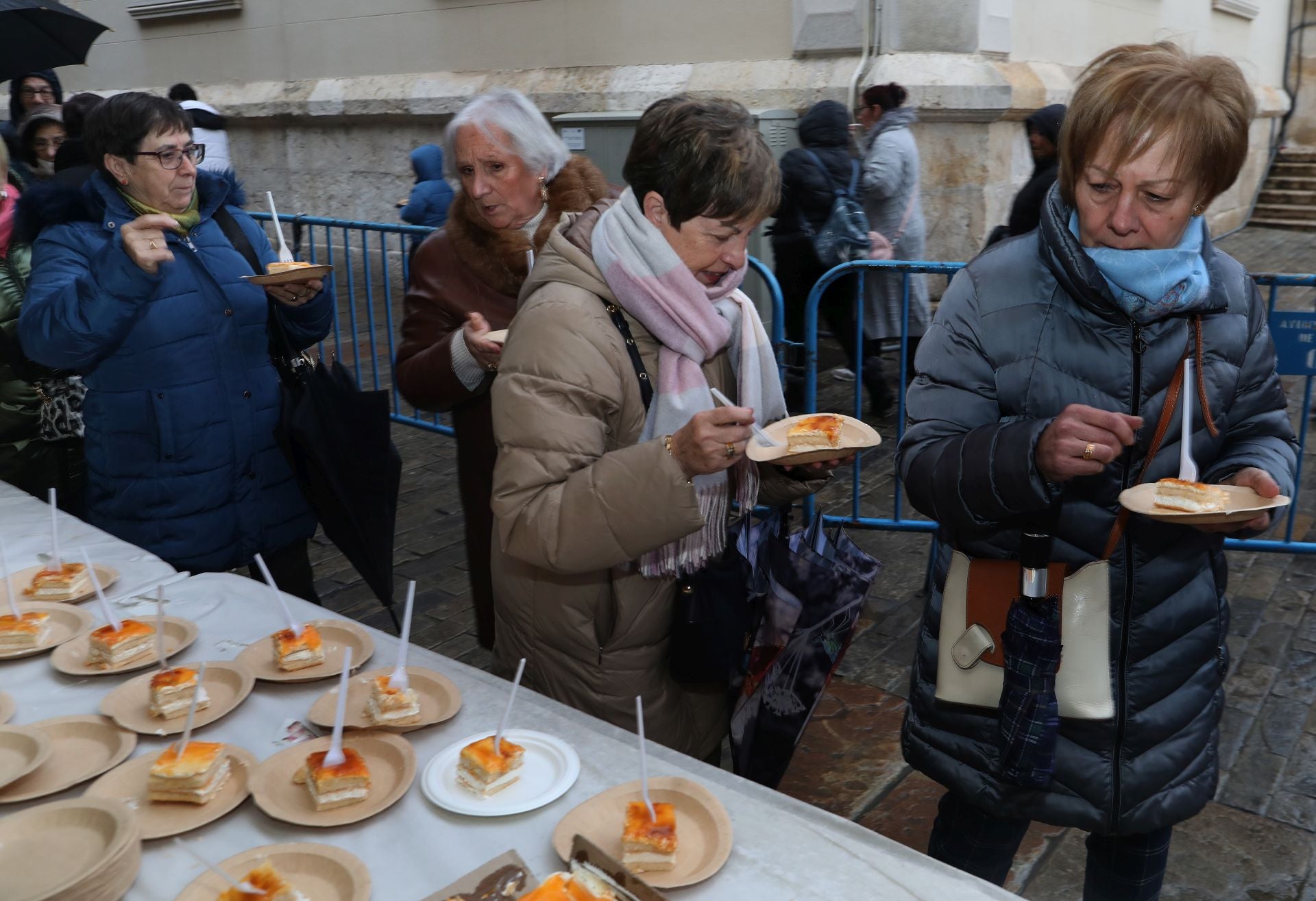 El postre de las Candelas se reparte en la Plaza Mayor