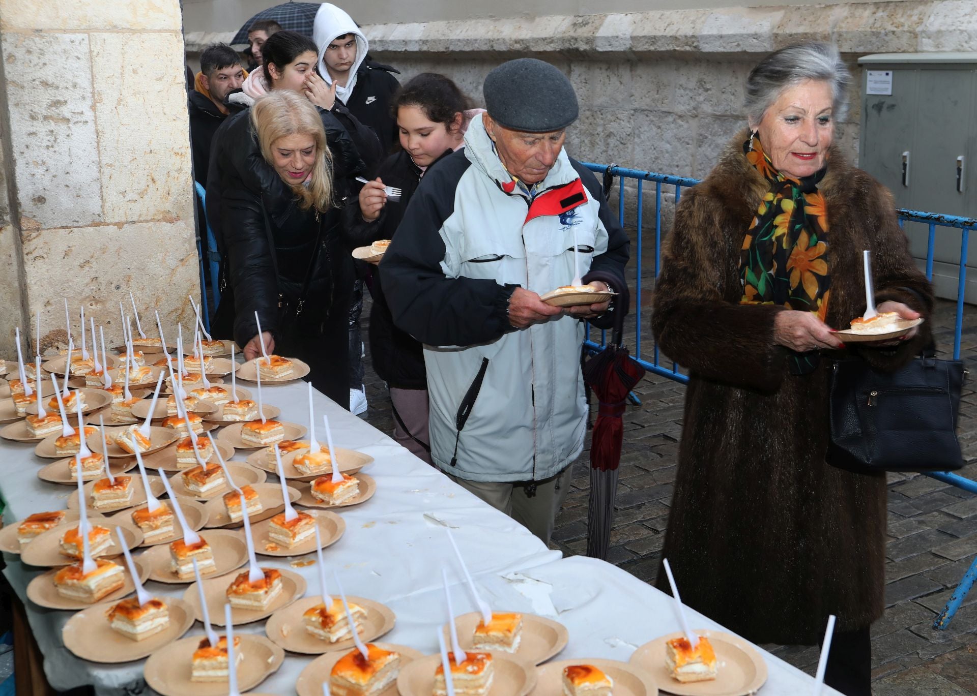 El postre de las Candelas se reparte en la Plaza Mayor