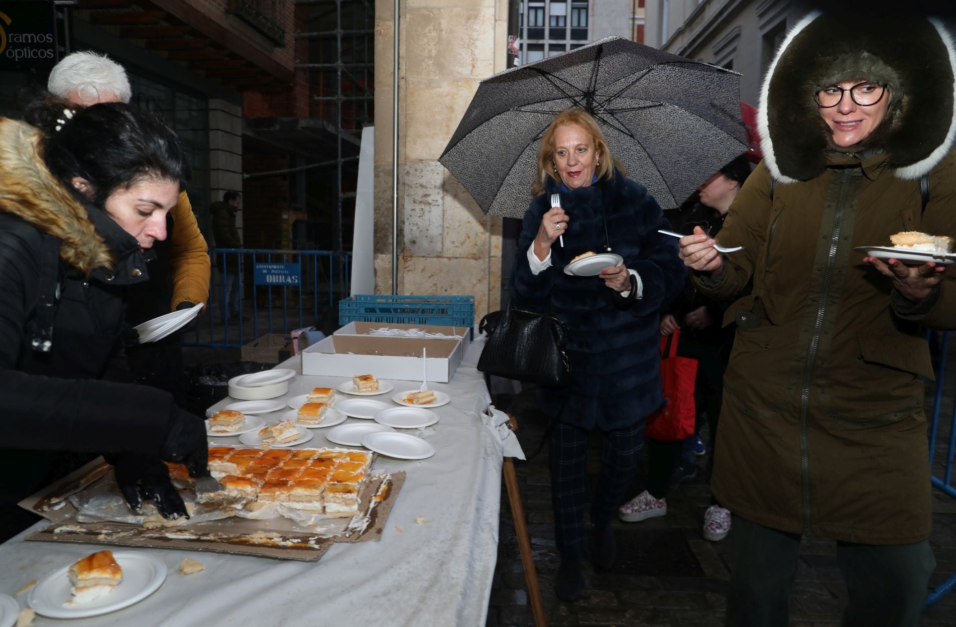 El postre de las Candelas se reparte en la Plaza Mayor