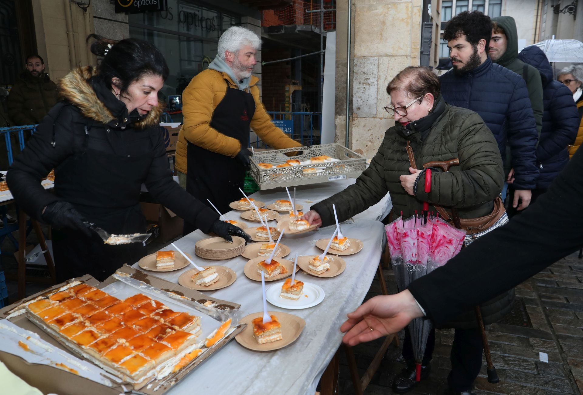 El postre de las Candelas se reparte en la Plaza Mayor