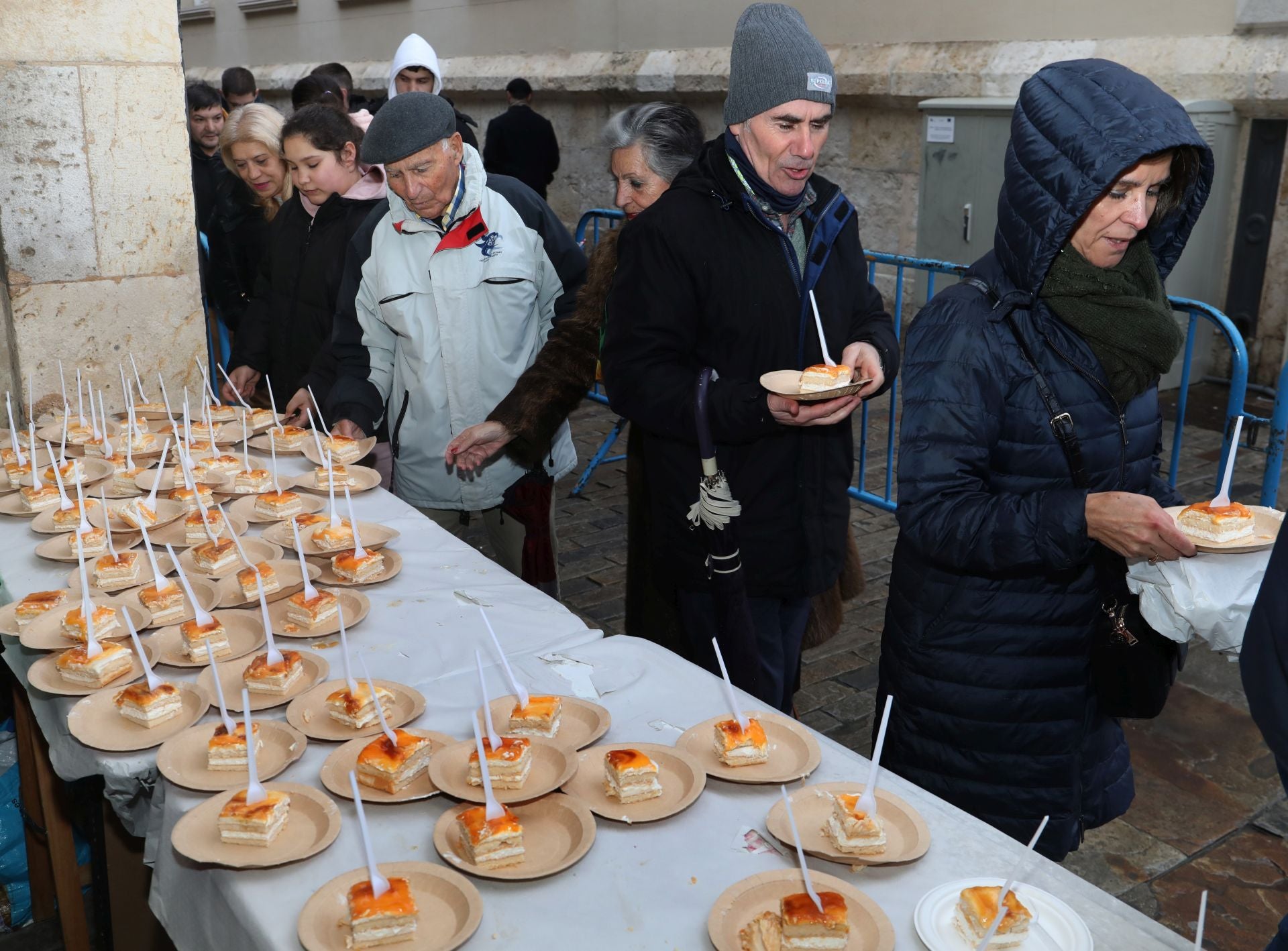 El postre de las Candelas se reparte en la Plaza Mayor