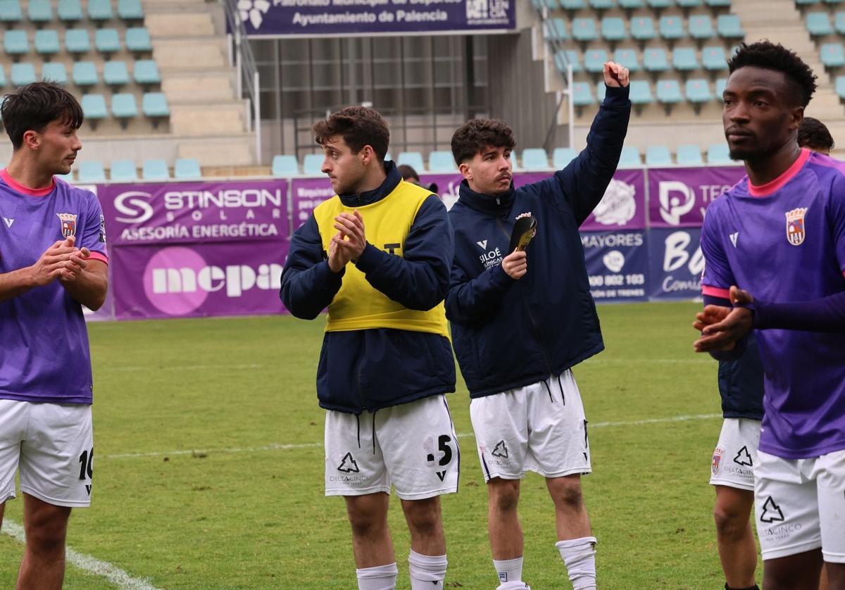 Varios jugadores del Palencia CF saludan al público el pasado 26 de enero, tras el partido ante el Tordesillas.