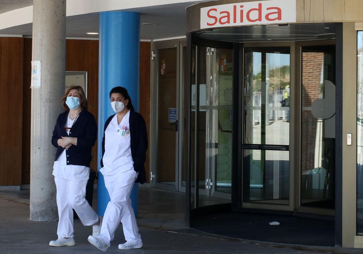 Dos profesionales sanitarias salen del Hospital General de Segovia.