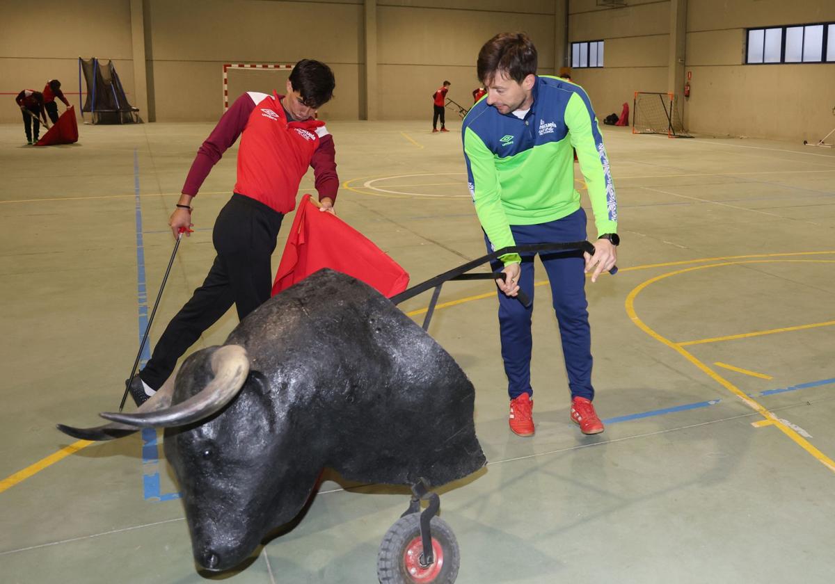 Doyague, a la derecha, instruye a un alumno de la Escuela Taurina de Palencia.