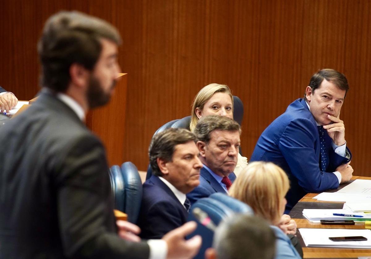 El presidente de la Junta, Alfonso Fernández Mañueco, observa a Juan García-Gallardo durante una intervención anterior en las Cortes.