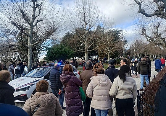 Decenas de personas se agolparon en la zona tras el suceso.