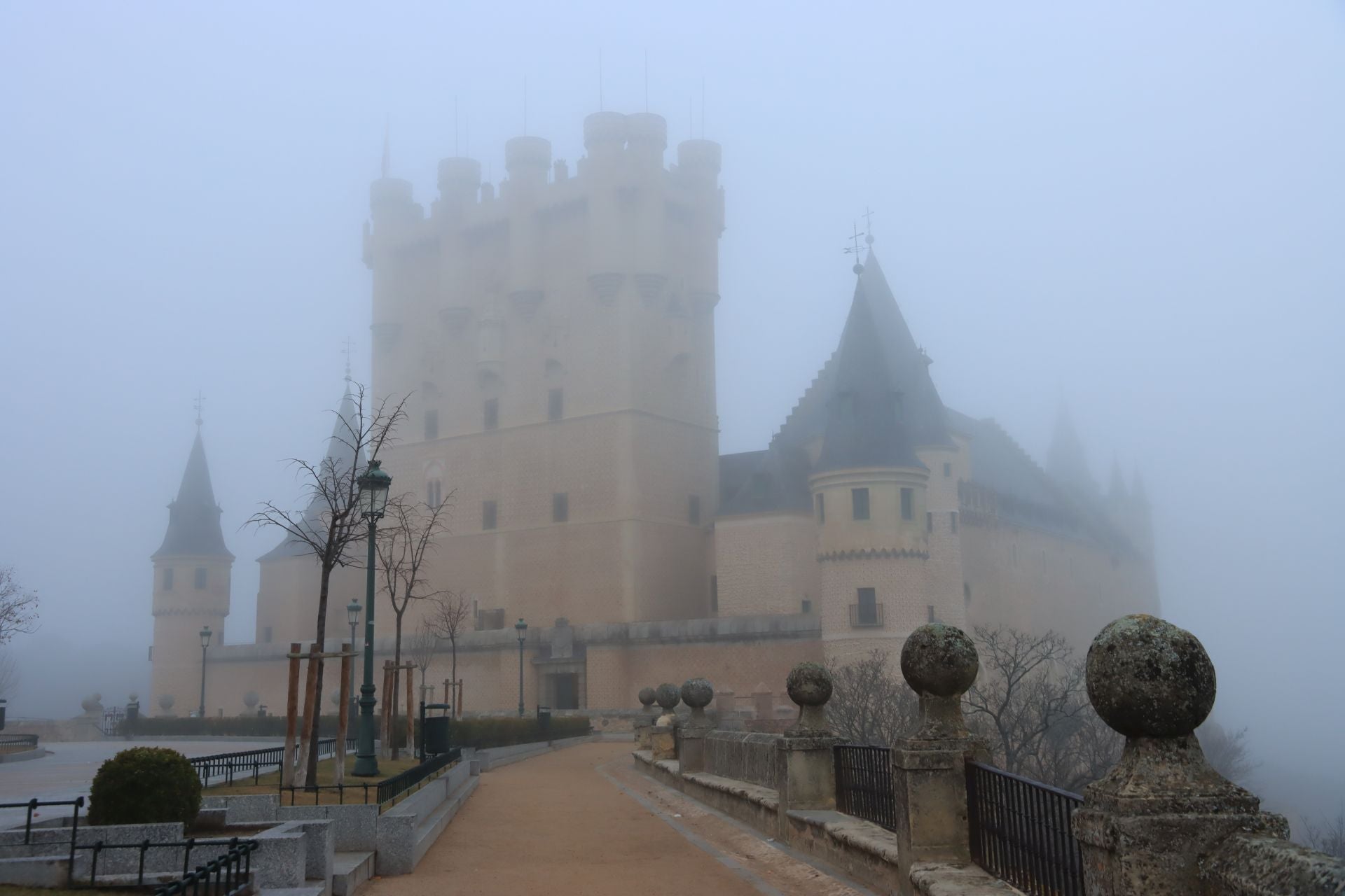 Segovia amanece envuelta en niebla