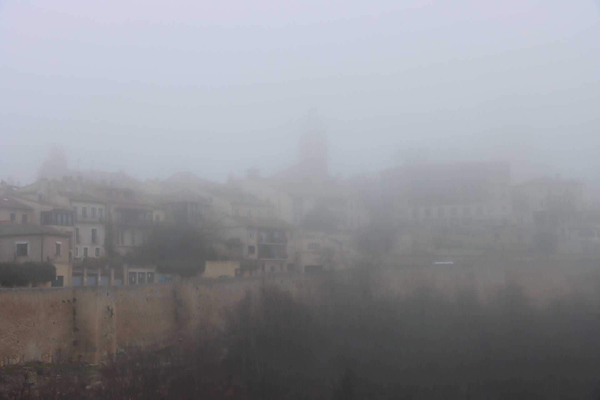 Segovia amanece envuelta en niebla