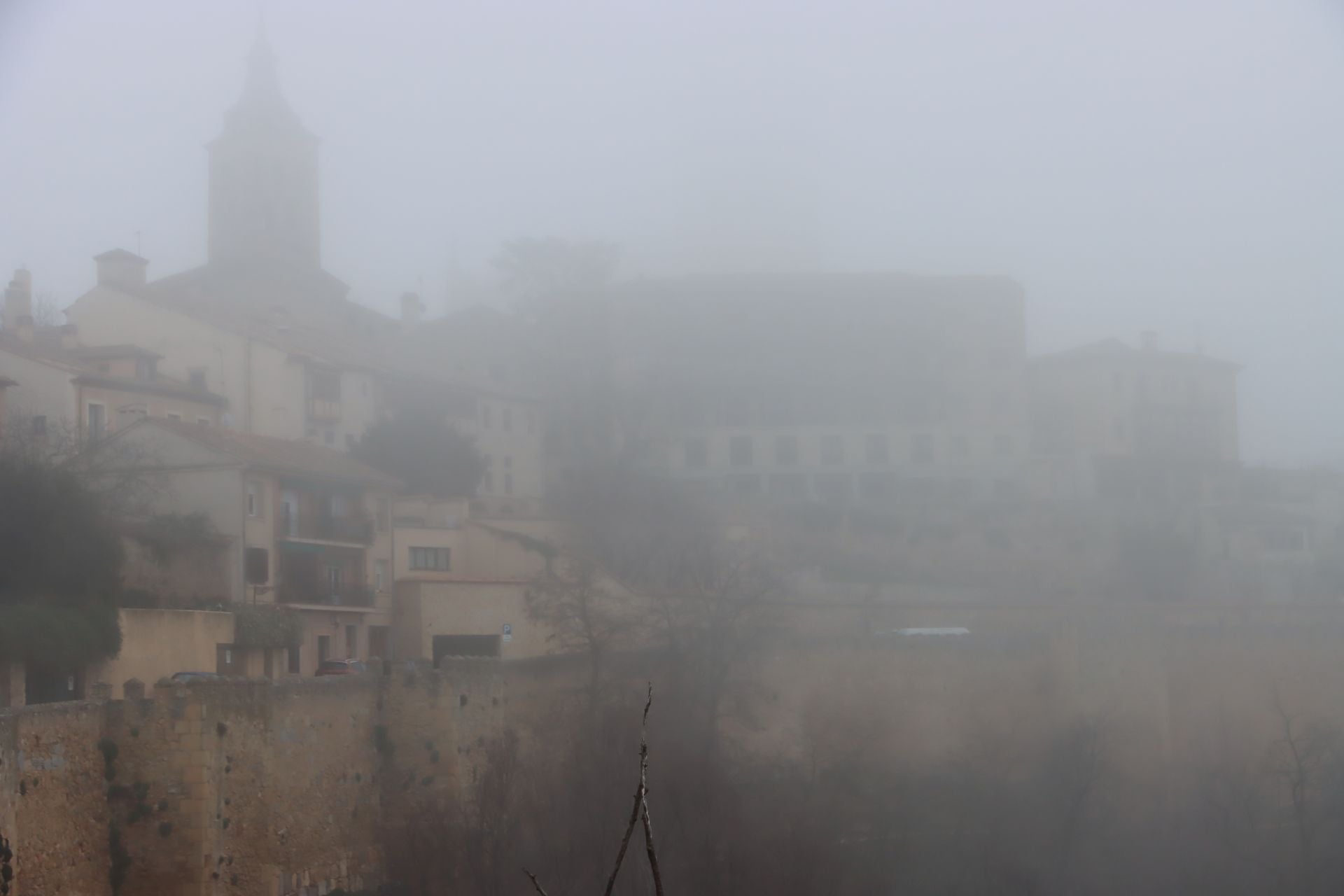 Segovia amanece envuelta en niebla