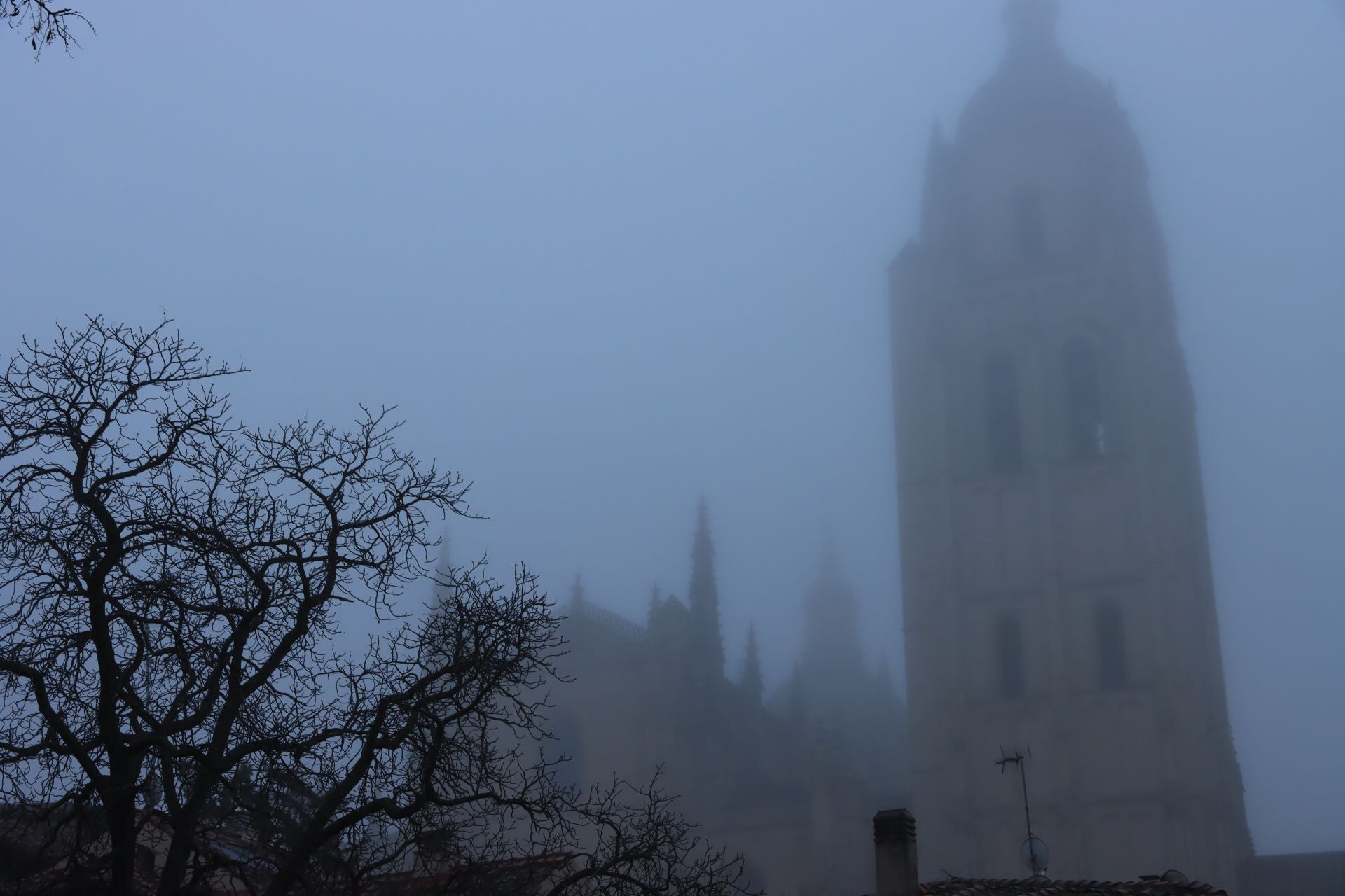 Segovia amanece envuelta en niebla