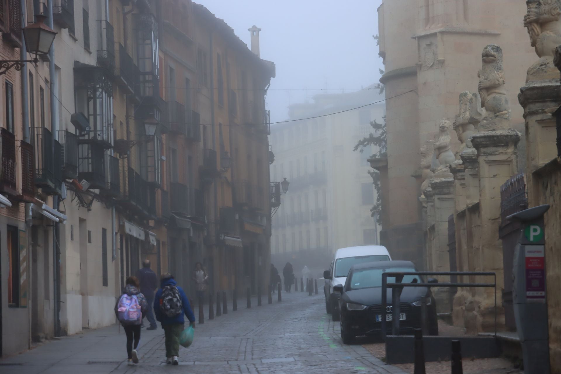 Segovia amanece envuelta en niebla