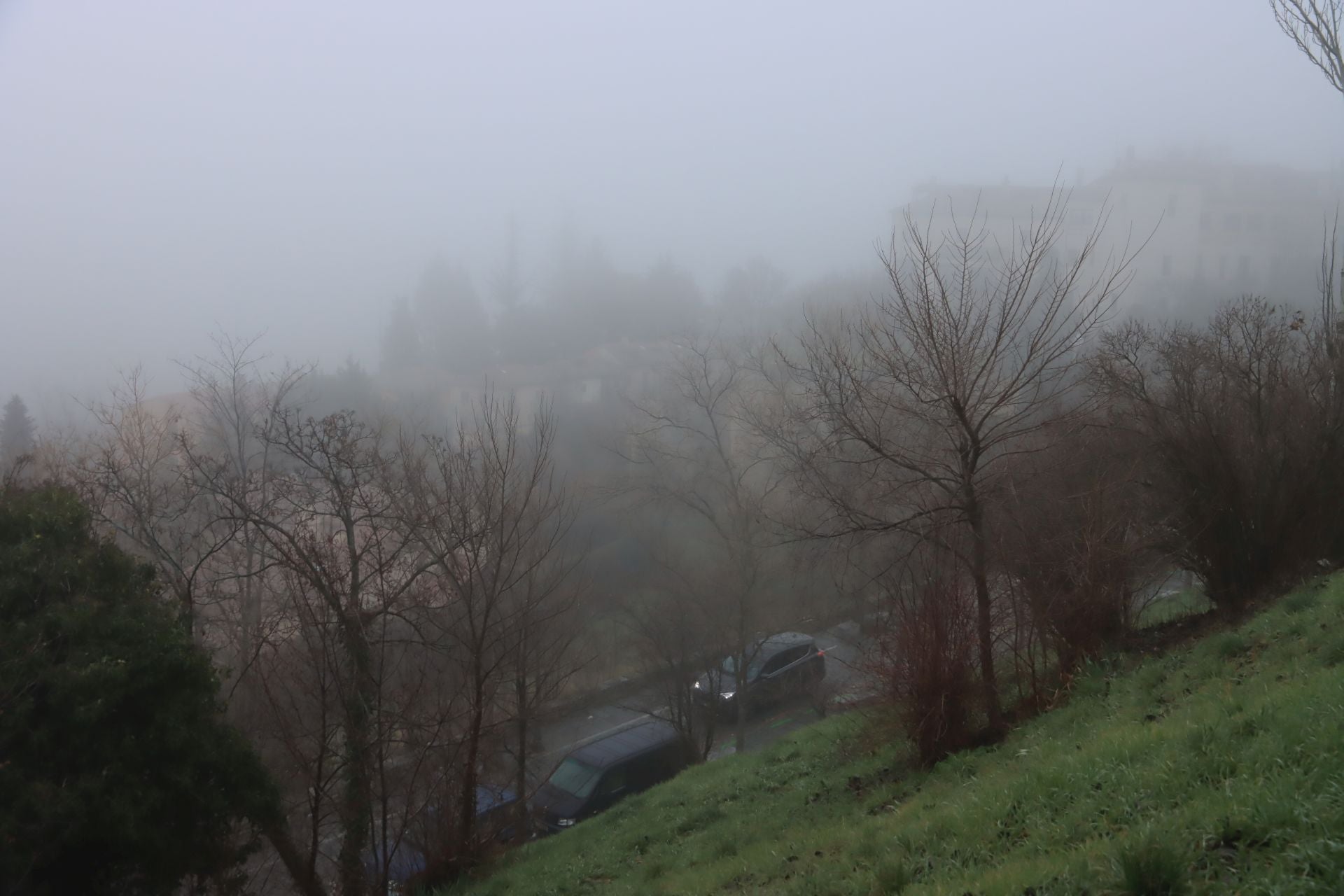 Segovia amanece envuelta en niebla