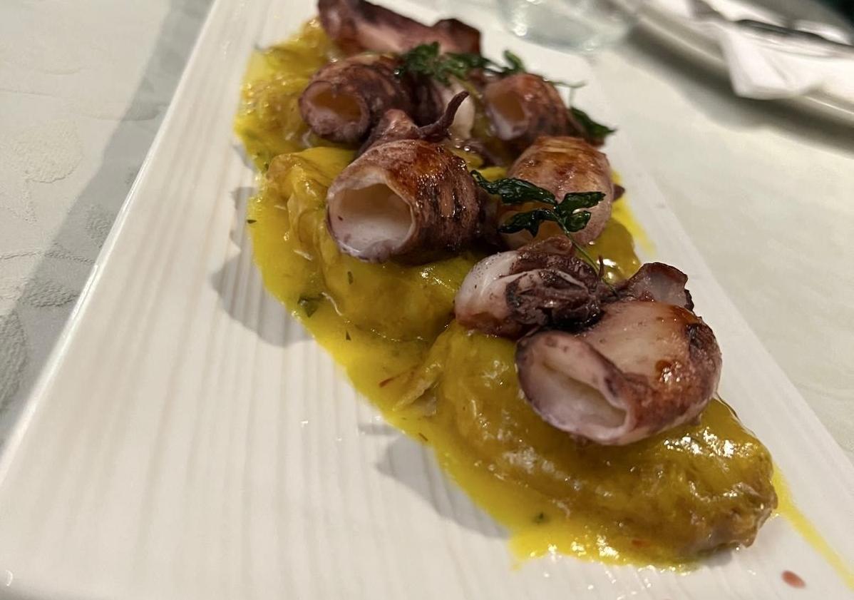 Imagen principal - Patatas a la importancia con chipirones, ensaladilla rusa y vino Protos del restaurante Matamales.