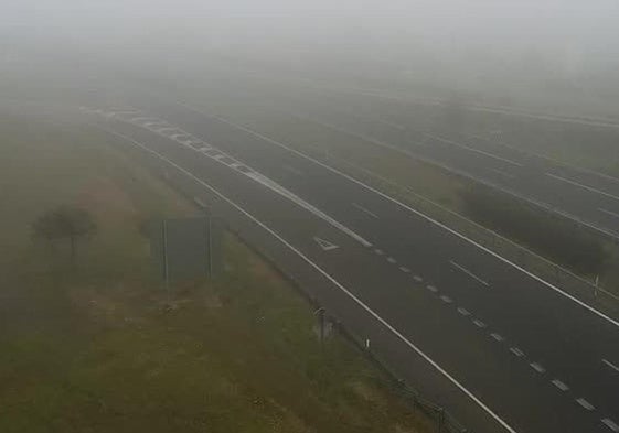 Estado de la A-62 a la altura de la localidad palentina de Dueñas, este martes por la mañana.