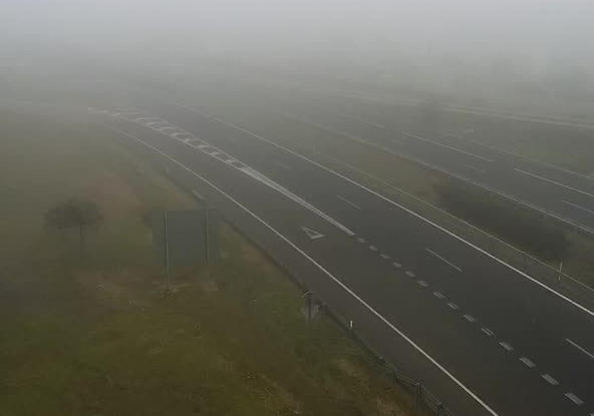 Estado de la A-62 a la altura de la localidad palentina de Dueñas, este martes por la mañana.