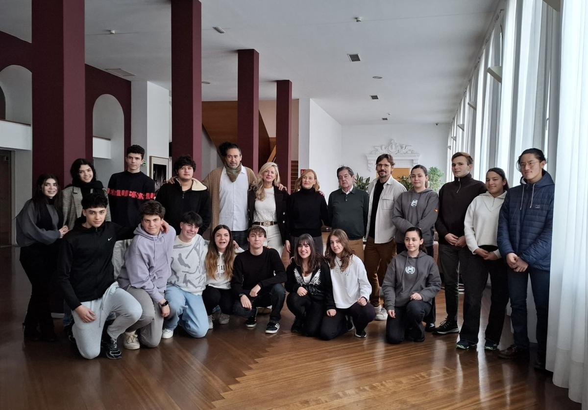 Los organizadores del Impro Valladolid, junto con parte de la comunidad educativa.