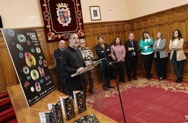 Fernando Méndez presenta la Muestra de Cine en el Ayuntamiento, junto a los principales colaboradores.