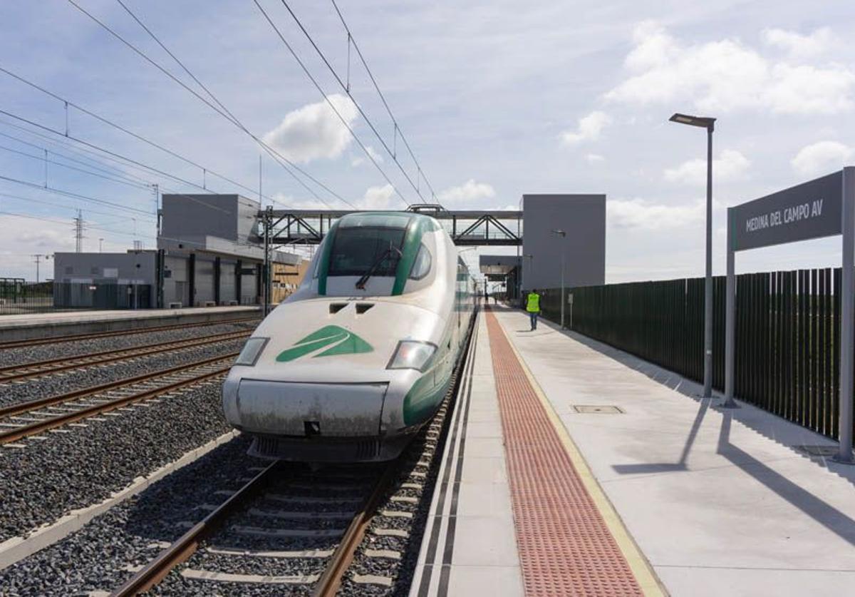 Un tren de la línea de alta velocidad Madrid-Galicia en la estación de Medina del Campo.