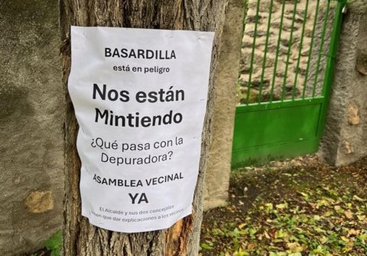 Cartel colocado en el pueblo segoviano de Basardilla para instar a una asamblea vecinal sobre los planes de instalar una depuradora.