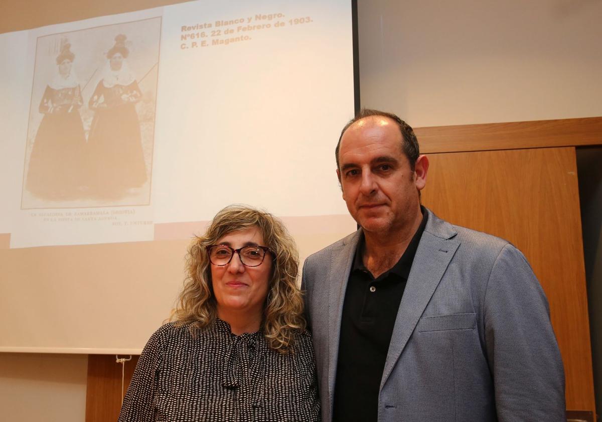 Imagen principal - En grande, Esther Maganto y el director del Museo de Segovia, Santiago Martínez, durante la presentación. En pequeño, las fotografías halladas.