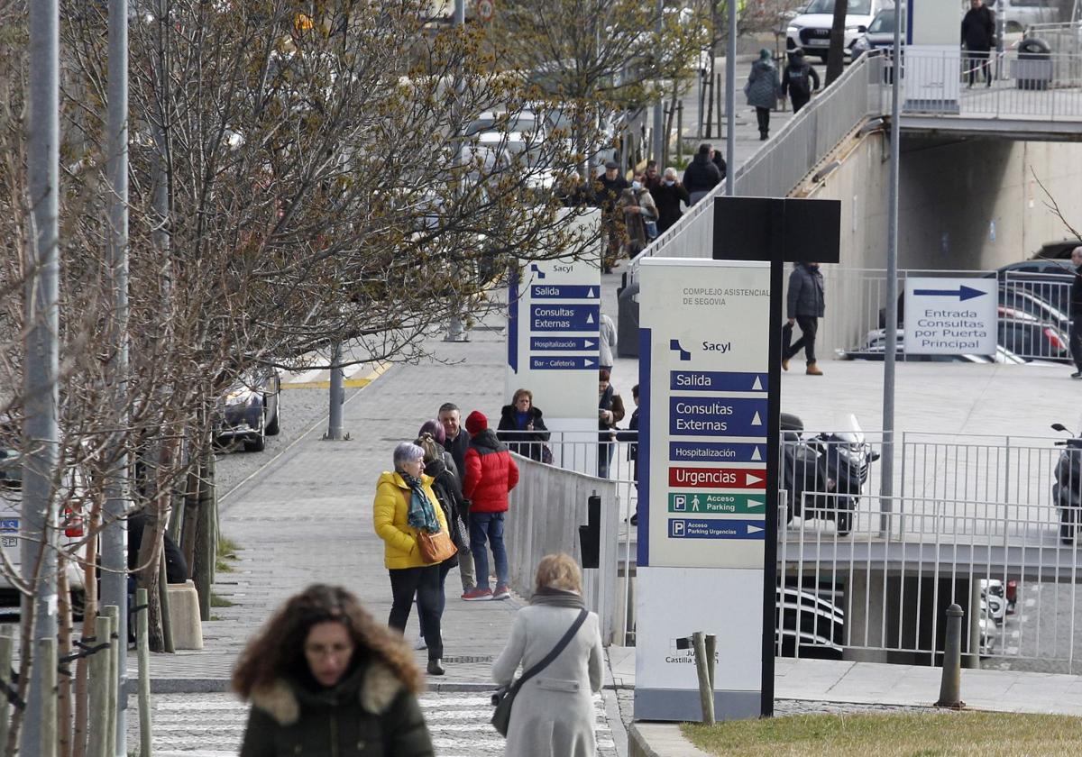 Usuarios del Hospital General de Segovia pasan por las inmediaciones del centro sanitario.