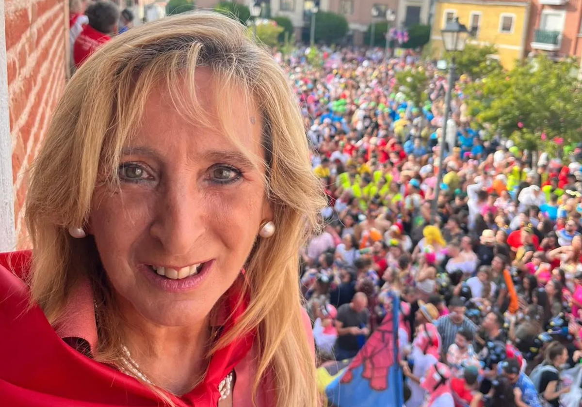 Isabel Pérez durante el pregón de fiestas patronales en Laguna de Duero.