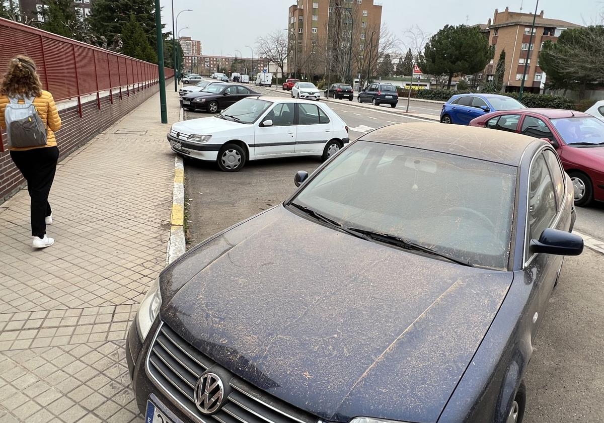 Imagen principal - Un coche lleno de polvo sahariano y acumulación en el centro de Valladolid durante un episodio de intrusión.