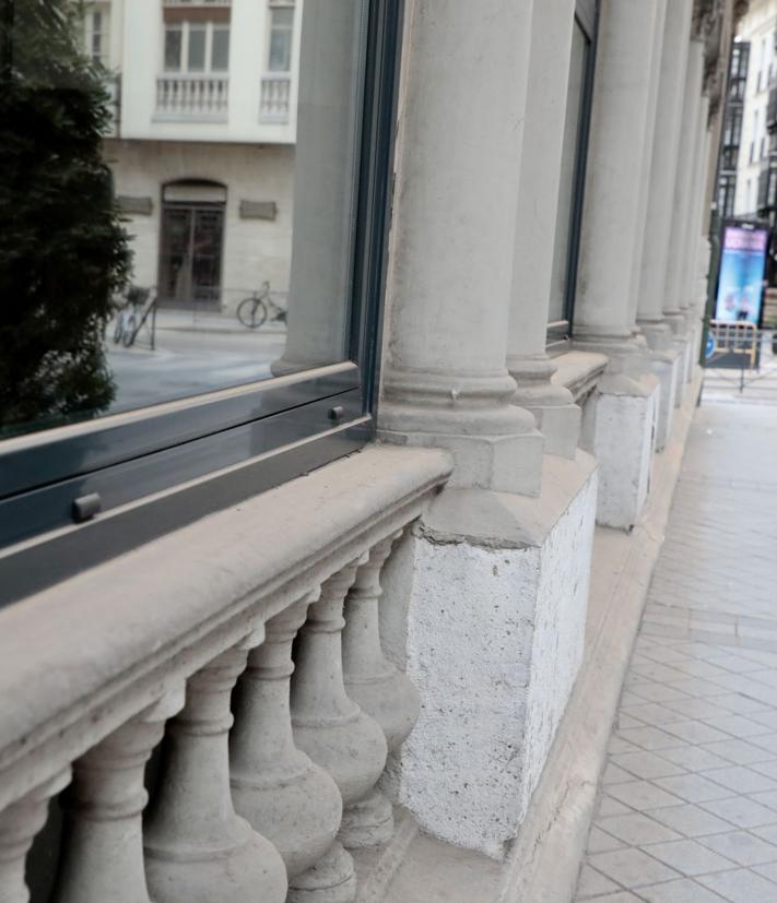 Imagen secundaria 2 - Un coche lleno de polvo sahariano y acumulación en el centro de Valladolid durante un episodio de intrusión.