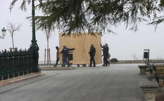 Traslado de uno de los cuadros por la plaza de la Reina Victoria Eugenia.