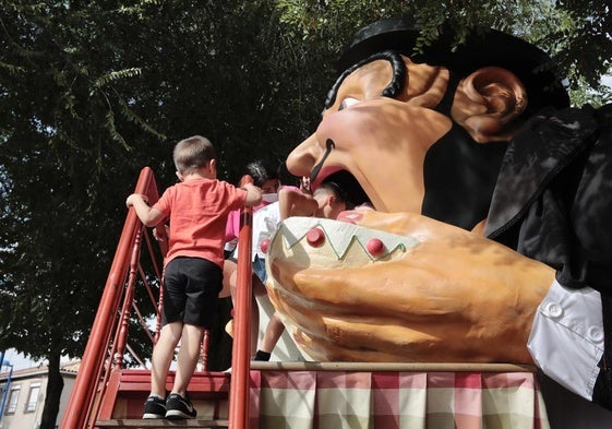 El mítico gigante del Tío Militón en el barrio España.