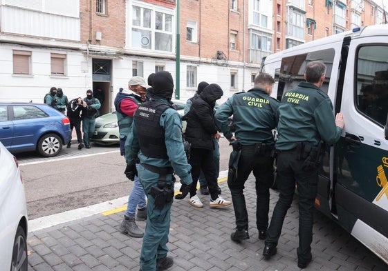 La Guardia Civil detiene a dos hombres en la calle Doctor Ochoa de la capital durante la redada llevada a cabo esta mañana.