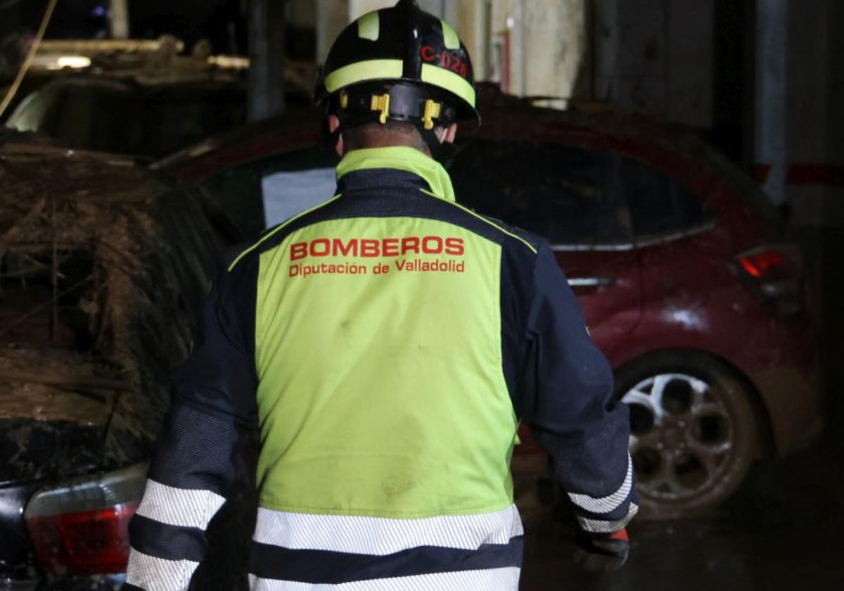 Imagen de archivo de un bombero de la Diputación en los trabajos en Valencia por la dana.