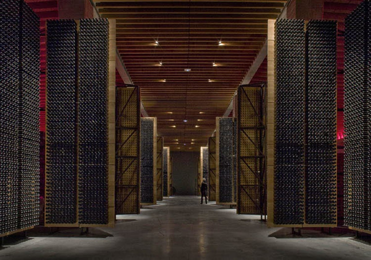 Botellas de vino en una bodega de Ribera del Duero