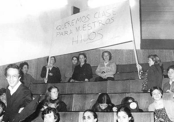 Mujeres de la Asociación Amas de Casa piden la reapertura de la Universidad, en febrero de 1975.