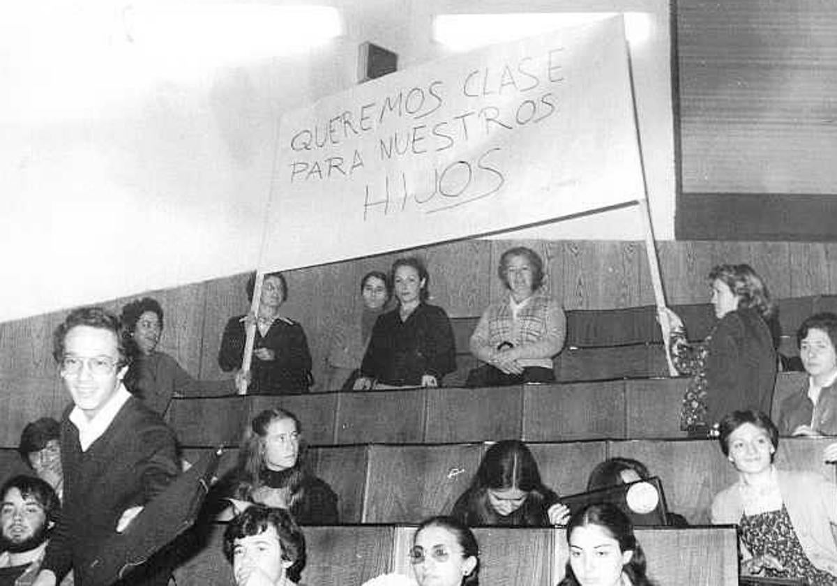 Mujeres de la Asociación Amas de Casa piden la reapertura de la Universidad, en febrero de 1975.